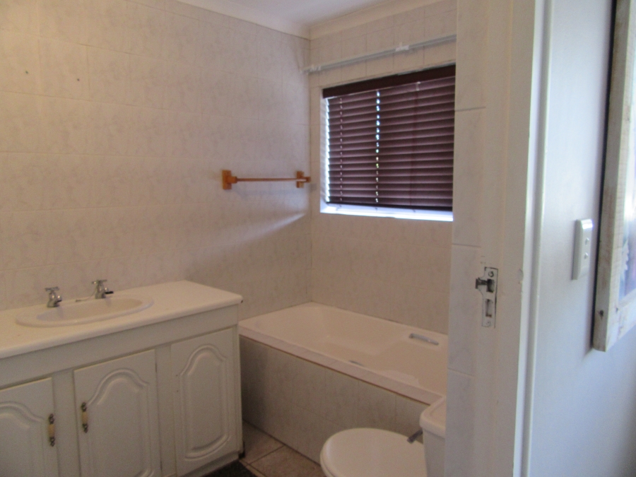 5 Bedroom Property for Sale in Fraaiuitsig Western Cape